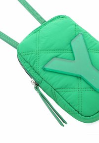 Groene gewatteerde tas met een gladde textuur, voorzien van een groot doorschijnend 'Y' logo en een ritssluiting. Inclusief dunne schouderbanden.