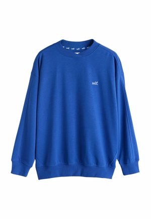 Blaues Sweatshirt mit langen Ärmeln und Rundhalsausschnitt, mit kleinem weißen "self."-Schriftzug auf der linken Brust sowie gerippten Bündchen und Saum.