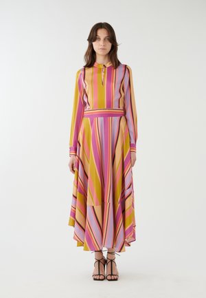 Mehrfarbig gestreiftes Kleid mit langen Ärmeln, einem Kragen und einem asymmetrischen Saum. Der Stoff hat eine glatte Textur mit lebhaften Pink-, Gelb- und lila Farbtönen.