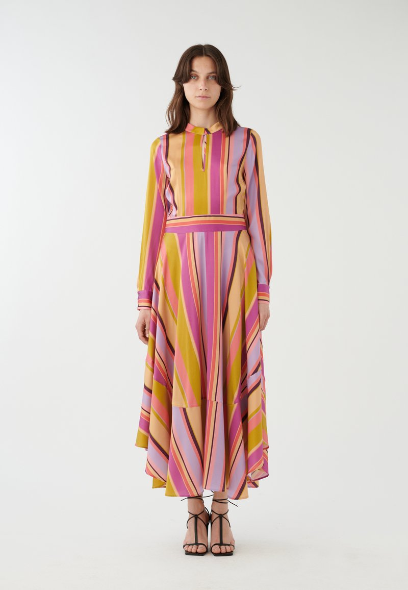 Mehrfarbig gestreiftes Kleid mit langen Ärmeln, einem Kragen und einem asymmetrischen Saum. Der Stoff hat eine glatte Textur mit lebhaften Pink-, Gelb- und lila Farbtönen.