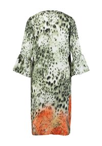 Grünes und weißes Kleid mit Leopardenmuster, ausgestellten Ärmeln und einem orangefarbenen Blumenmuster am Saum. Glattes Material mit fließender Silhouette.