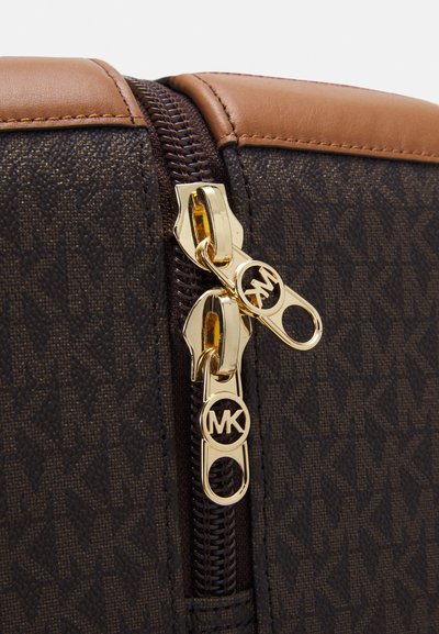 MICHAEL Michael Kors TRAVEL SM HARDCASE TROLLEY - Valise à roulettes - brown/acorn