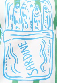 Σαρδέλες σε κουτί με μπλε περίγραμμα, με την επιγραφή «SARDINE» σε λευκό φόντο με πράσινες κάθετες ρίγες.