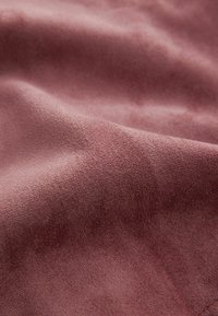 Auduma tekstūra ir mīksta, ar izteiksmīgu mauve krāsu. Virsma izskatās samtaini, ar nelielu spīdumu un smalkām toņu variācijām.