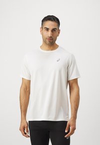 Biały, krótkosleeve'owy t-shirt sportowy z okrągłym dekoltem i subtelnym logo na piersi. Gładka tkanina, lekka konstrukcja, luźny krój.