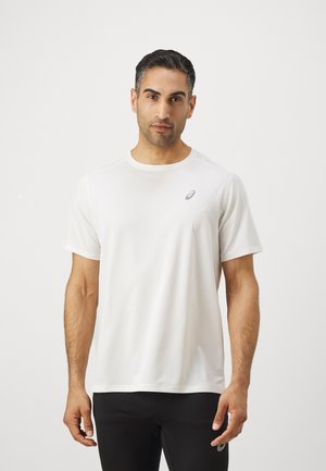 Weißes kurzärmliges Sport-T-Shirt mit Rundhalsausschnitt und dezentem Logo auf der Brust. Glatter Stoff, leichtes Design, entspannte Passform.