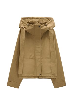 Jasnobrązowa kurtka z kapturem, zapinana z przodu na zatrzaski, z długimi rękawami i dużymi przednimi kieszeniami, przedstawiona na białym tle.