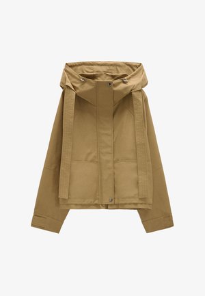 Jasnobrązowa kurtka z kapturem, zapinana z przodu na zatrzaski, z długimi rękawami i dużymi przednimi kieszeniami, przedstawiona na białym tle.