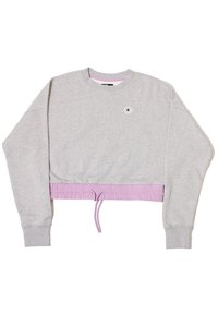 Sudadera corta gris con mangas largas, cinturilla elástica de color lavanda y un pequeño logo redondo cerca del escote. Material suave de mezcla de algodón.