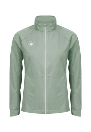 Jasnozielona kurtka softshell z białym zamkiem błyskawicznym z przodu i małym białym logo na lewej piersi, z kołnierzem typu stójka i długimi rękawami.