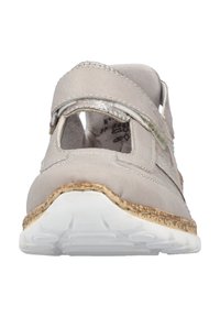 Hellgraue Lederschuhe mit ausgeschnittenen Seiten, gestickten Akzenten und einer strukturierten Sohle. Verfügt über einen verstärkten Schaft für zusätzlichen Halt.