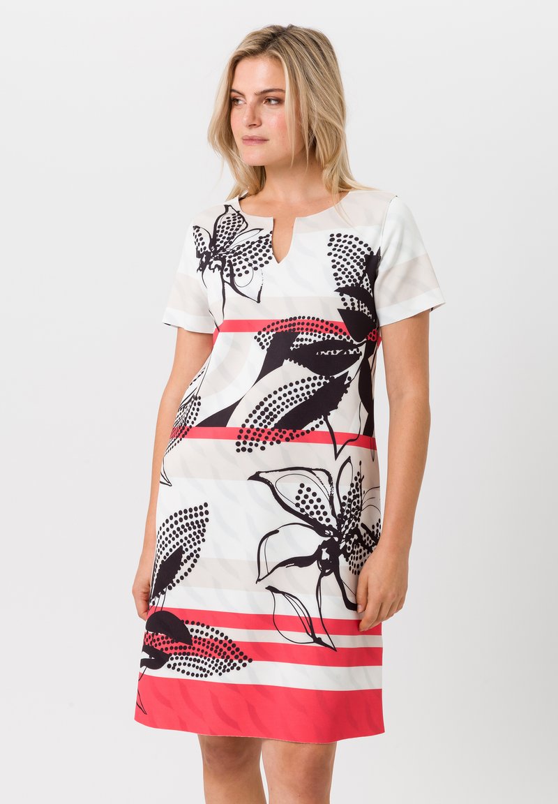Korte mouw jurk van witte stof met zwarte bloemenpatronen en rode strepen, met een sleutelgat halslijn en een relaxte pasvorm.