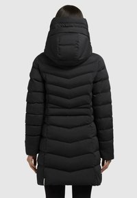 Giacca a vento nera con un motivo a rombi, un colletto alto e un cappuccio con zip. Le maniche sono svasate con polsini elasticizzati.
