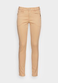 Beige skinny jeans med en slät textur, som har en dragkedjefick, bältesögglor och en framknäppning.