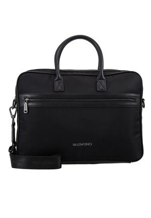 Sort Valentino attachétaske med dobbelthåndtag, frontlynlåslomme og aftagelig skulderrem på hvid baggrund.