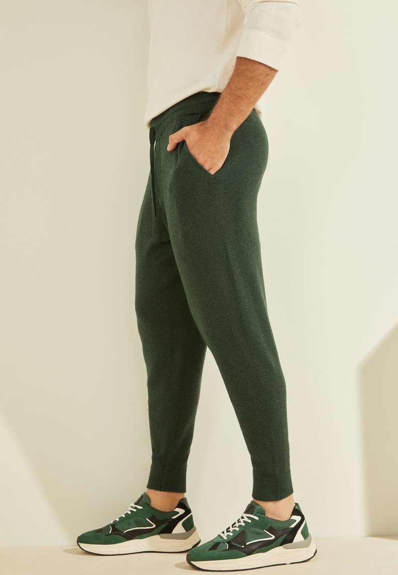 Herren Trainingsanzüge | Guess Jogginghose grün - KU20981 Herren Trainingsanzüge | Guess Jogginghose grün - KU20981