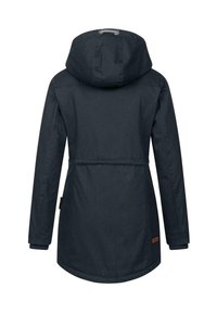 Ciemnogranatowy płaszcz z kapturem, taliowany, z długimi rękawami. Gładka tekstura i minimalistyczny design z metką u dołu.