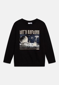 Felpa nera con stampa grafica di pianeti e una casa, con testo che recita "LET'S EXPLORE" e polsini e scollo a costine.