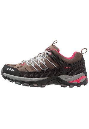 Chaussure de randonnée CMP imperméable marron et noire avec des lacets gris, une doublure intérieure rose, une semelle robuste et des détails de grip extérieur.