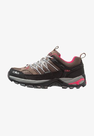 Zapato de senderismo impermeable CMP en marrón y negro con cordones grises, forro interior rosa, suela resistente y detalles de agarre para exteriores.