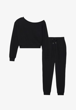 Sort cropped sweatshirt med bred åben hals og lange ærmer, parret med sorte sweatpants med justerbar snøre i taljen.