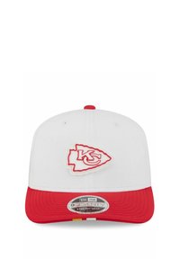 Weißer Hut mit rotem Schirm, der ein erhabenes Kansas City Chiefs-Logo in Rot und Weiß zeigt. Zeigt ein Größenetikett auf dem Schirm. Stretch-Snap-Design.