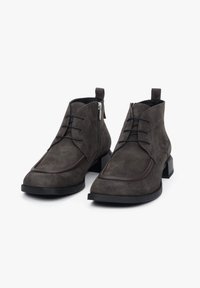 Szare zamszowe botki za kostkę z ostrym noskiem, sznurowanym przodem i bocznym zamkiem błyskawicznym. Czarna gumowa podeszwa z masywnym obcasem.