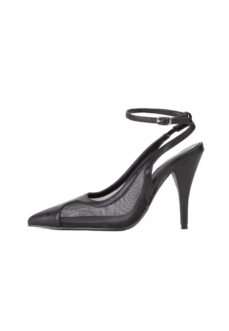 Zapato de tacón alto negro tipo slingback con punta afilada, que presenta paneles de malla y una textura similar al cuero. Correa para el tobillo con hebilla ajustable.