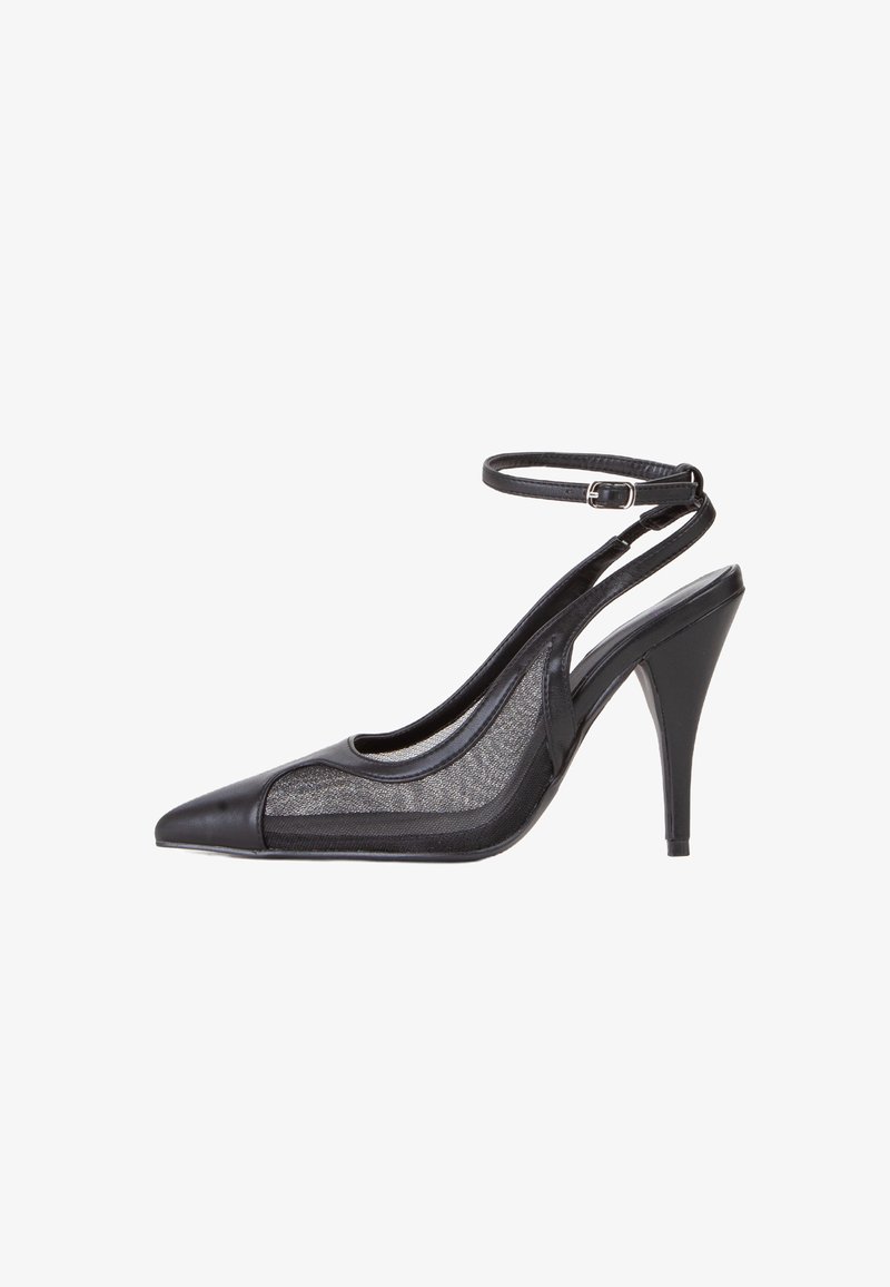 Zapato de tacón alto negro tipo slingback con punta afilada, que presenta paneles de malla y una textura similar al cuero. Correa para el tobillo con hebilla ajustable.