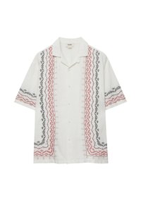 Hvid kortærmet skjorte med intrikate røde og sorte broderede zigzag-mønstre langs forsiden, med en camp krave og knaplukning.