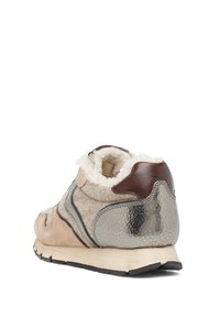 Sneaker aus beigem Wildleder, mit silbernen, gecrackten Lederakzenten und einem strukturierten Wollfutter. Niedriges Profil mit einer schwarzen Gummisohle.
