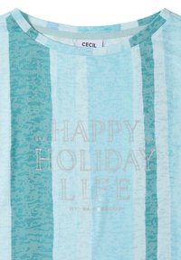 Chemise rayée bleu clair avec le texte "Happy Holiday Life" et un texte plus petit "Sea Sun Hydra Harbour" à l'avant et un col rond.
