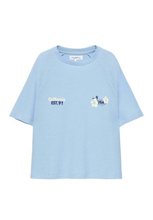 Chemise bleu clair à manches courtes avec col rond, avec le texte "California EST. 91" et une broderie florale USA sur la poitrine.