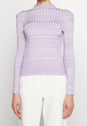 Maglia lunga a maniche con un tessuto di colore lilla chiaro, caratterizzata da una texture a coste e un collo alto, con un design aderente e spalle accentuate.