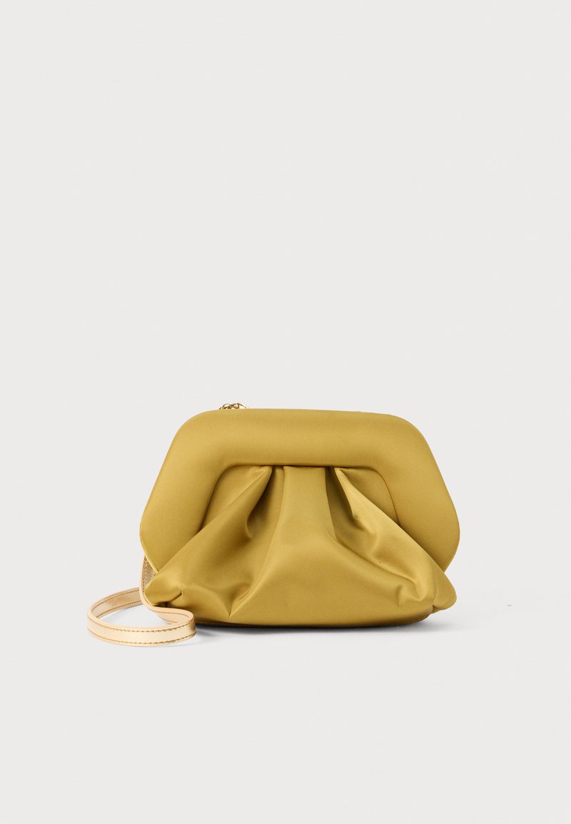 Gul, myk teksturert clutch-veske med en strukturert topp, samlet bunn og en tynn, avtakbar stropp. Glidelåslukking på toppen.