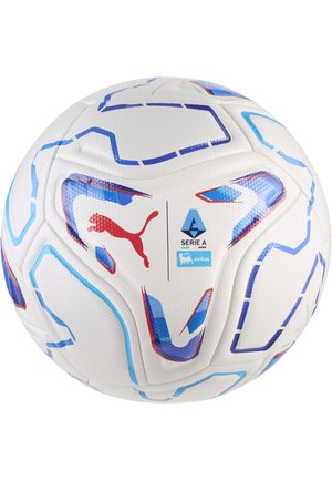 Balón de fútbol blanco con patrones geométricos azules y rojos, logo de Puma y emblema de la liga Serie A.