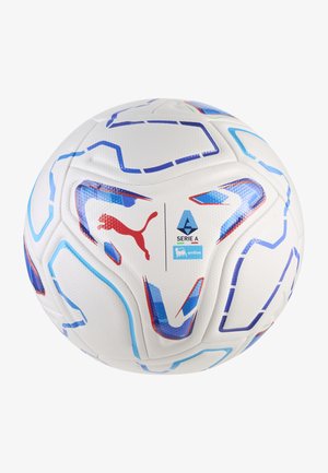Balón de fútbol blanco con patrones geométricos azules y rojos, logo de Puma y emblema de la liga Serie A.
