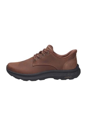 Scarpa marrone in pelle con lacci, suola in gomma nera, collo imbottito e marchio Goodyear sul lato della suola.