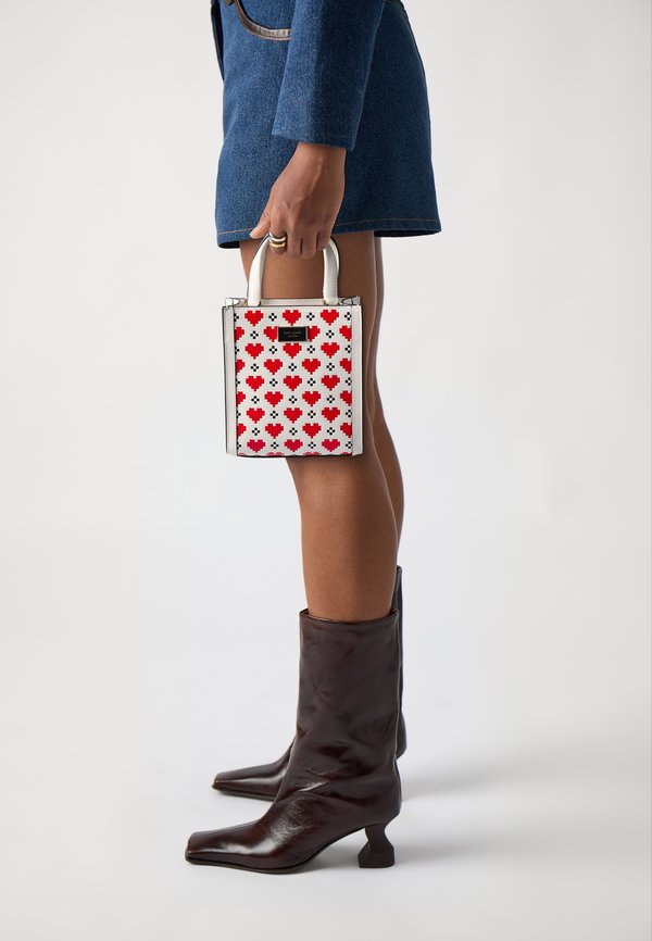 MANHATTAN PIXEL HEARTS EMBOSSED  - Handbag - cream