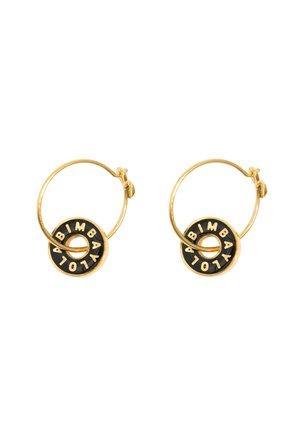 Boucles d’oreilles créoles en or avec pendentifs circulaires noirs portant les lettres « BIMBA Y LOLA » sur les bords.
