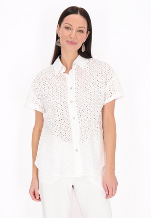Witte button-up overhemd met korte mouwen, gemaakt van geperforeerde stof, met een klassieke kraag en een rechte zoom, gecombineerd met witte broek.