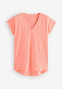 Koralfarvet kortærmet V-hals T-shirt med buet kant, lavet af blødt stof, med et enkelt design og subtil branding ved halsudskæringen.