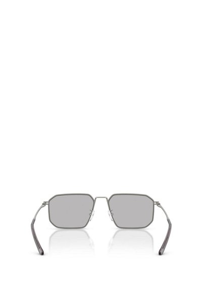 Lunettes de soleil grises avec une monture octogonale, en métal, et des branches en plastique transparent, dotées de verres teintés foncés et d'accents argentés.