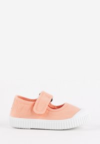 Roze canvas schoen met een witte rubberen zool, voorzien van een striksluiting en een rond teenontwerp. Eenvoudige, gestructureerde stof met minimale details.