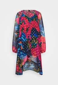 Šaty s dlouhým rukávem, multicolor květinový vzor vyrobený z průhledné tkaniny, s volánovými vrstvami, syté červené, modré a zelené tóny zvýrazněné metalickými tečkami.
