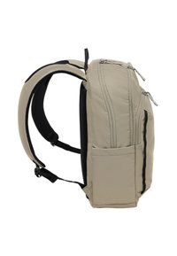 Mochila de tela beige con dos compartimentos con cremallera, bolsillo lateral, correas de malla negras y una forma rectangular estructurada.