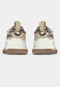 Sneakers met een beige mesh bovenwerk, accenten met pythontmotief en een witte, gedempte zool. Voorzien van een bruine rubberen buitenzool en trektabs.