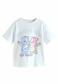 Weißes Baumwoll-T-Shirt mit zwei Cartoon-Bären, die bunte Muster auf ihren Bäuchen haben, und dem Text "DER PFLEGECLUB" darüber.