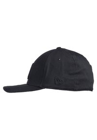 Cappello nero con visiera curva, parte anteriore strutturata e dettaglio del logo ricamato sul lato. Realizzato in un tessuto resistente con una superficie liscia.