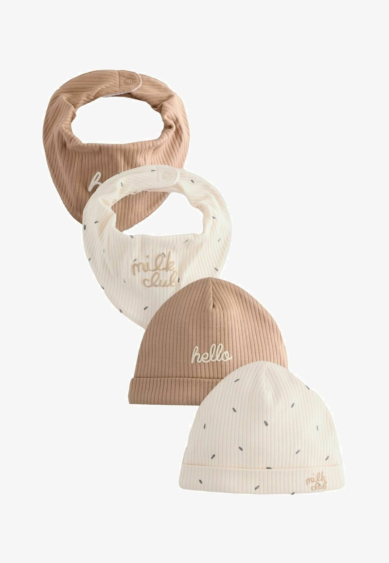 Deux bavoirs bébé côtelés, l'un beige avec "bonjour" et l'autre blanc avec "club de lait", assortis à des bonnets côtelés beige et blanc avec de petits points.